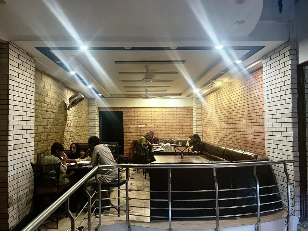 Kaiser Restaurant Karachi Ambiance 2